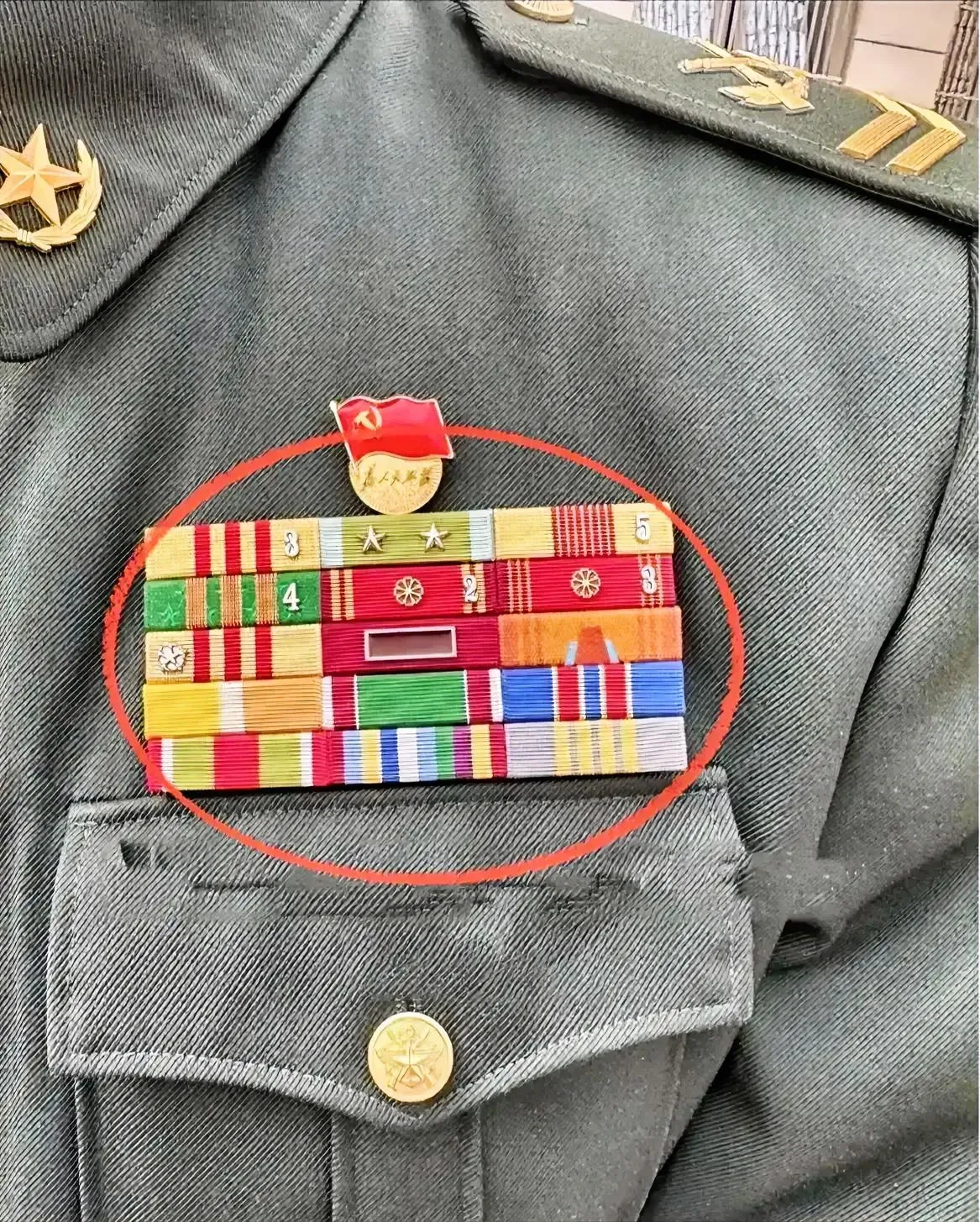 知道这名军龄21年的正团职军官,他的勋表"厉害"在哪吗?