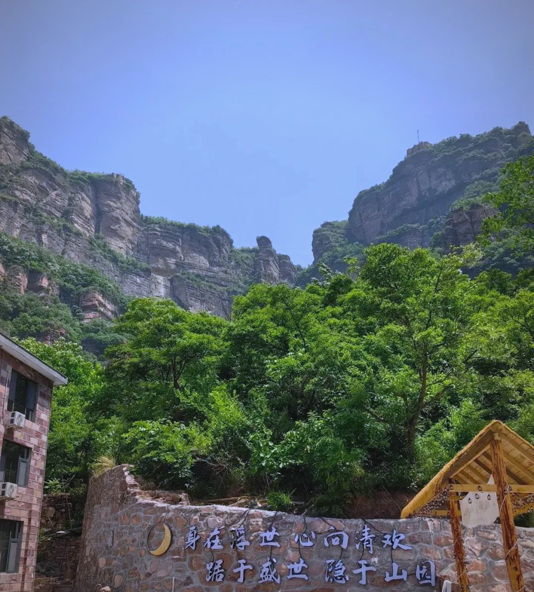 河南深山中的石板岩镇:山水美景与夜色魅力并存