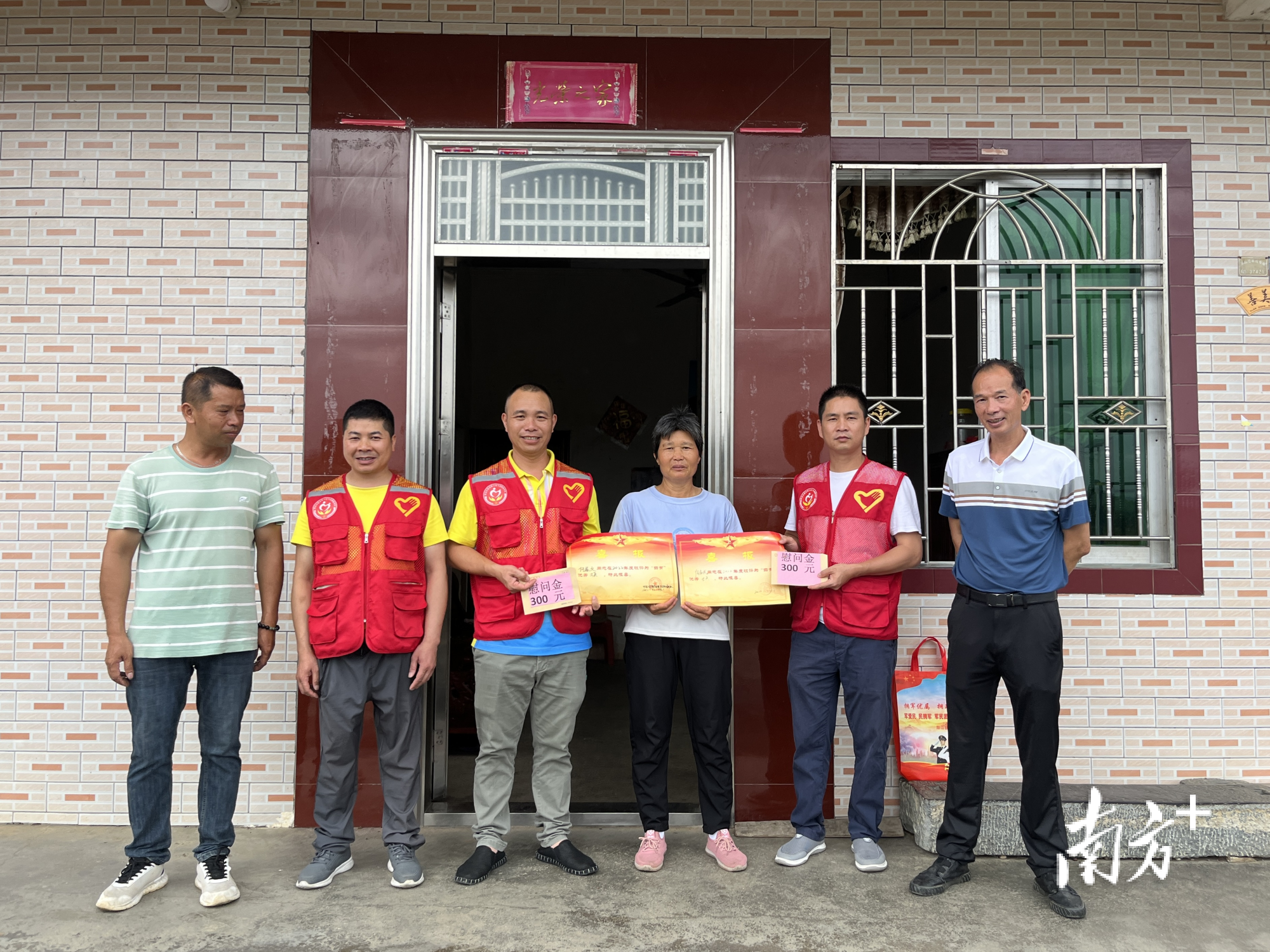 表彰先进激士气!阳山七拱镇走访慰问"四有"优秀士兵家属