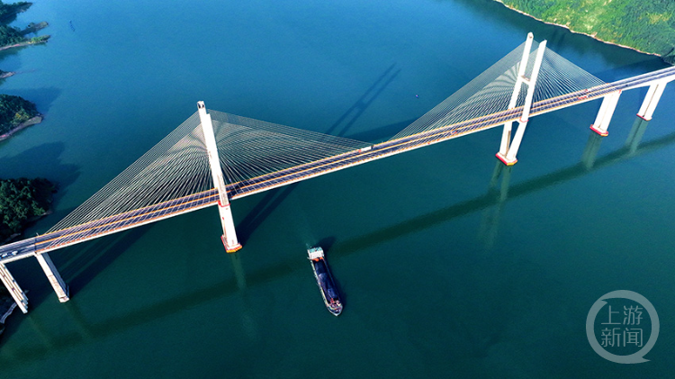 一桥飞架平湖 描画壮美河山