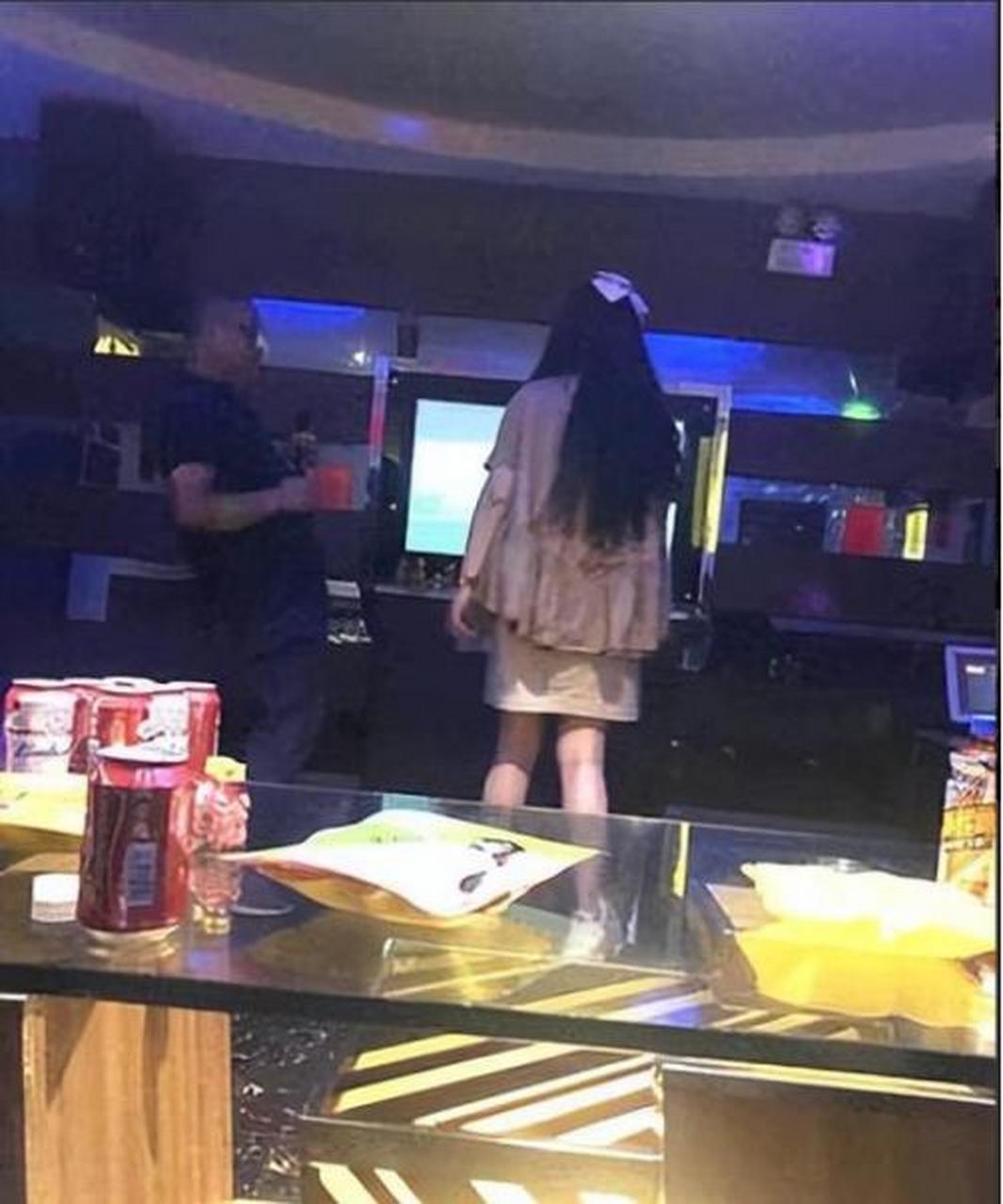 重庆一男子邀客户去ktv唱歌喝酒,短短三小时花了12