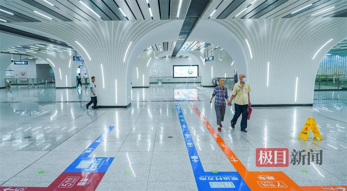 完善导乘标志,22万人次在武汉最大地铁站换乘更便捷