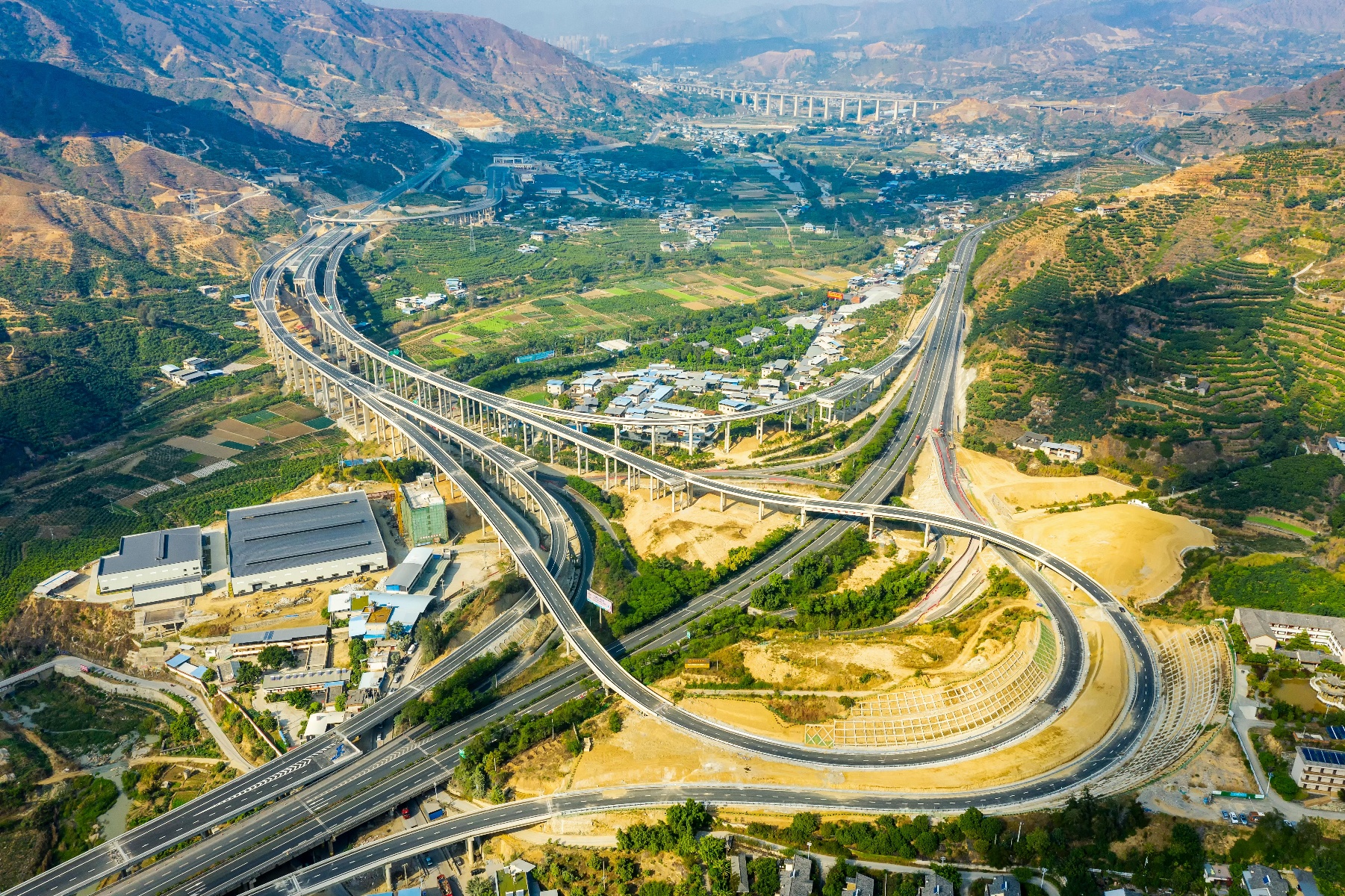 攀枝花至大理高速公路(四川境)试通车