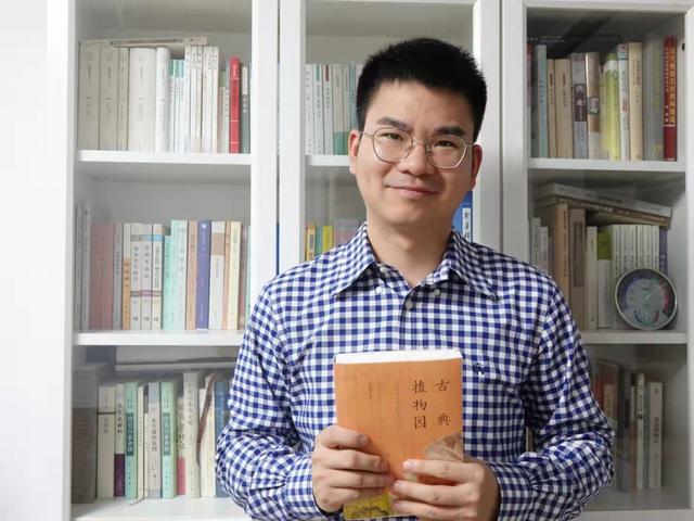 汤欢汤欢,中国人民大学文学学士,艺术学硕士.