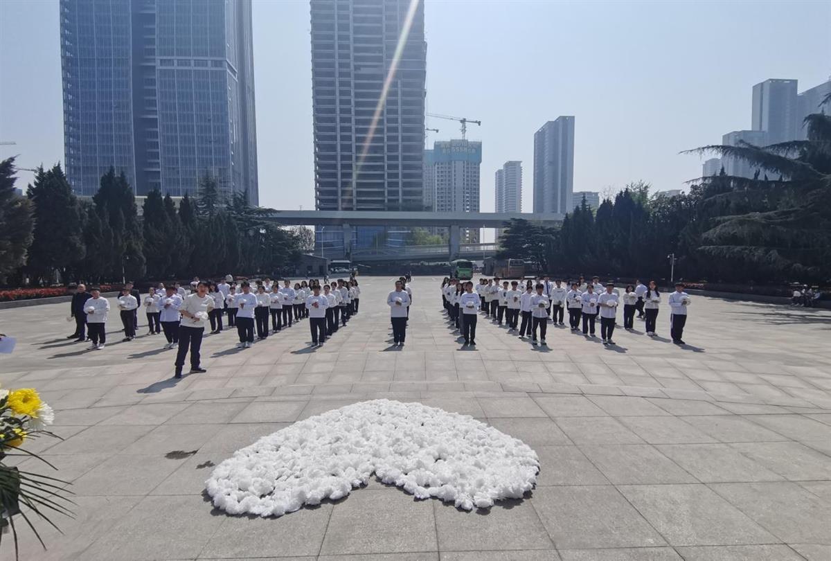 武漢大學生手工折1923朵小白花祭先烈