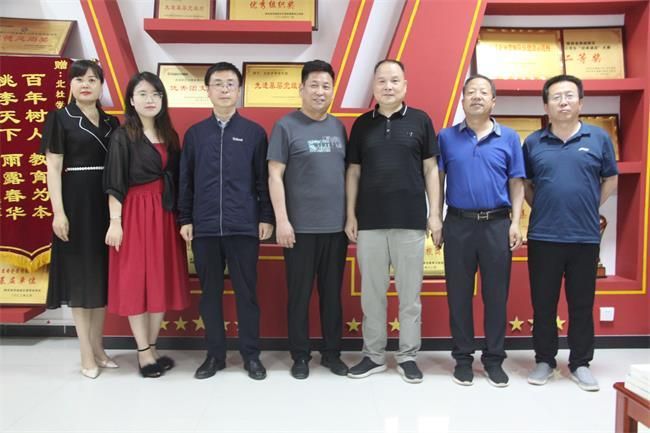 仁德校园育才俊 杨天庆捐书母校