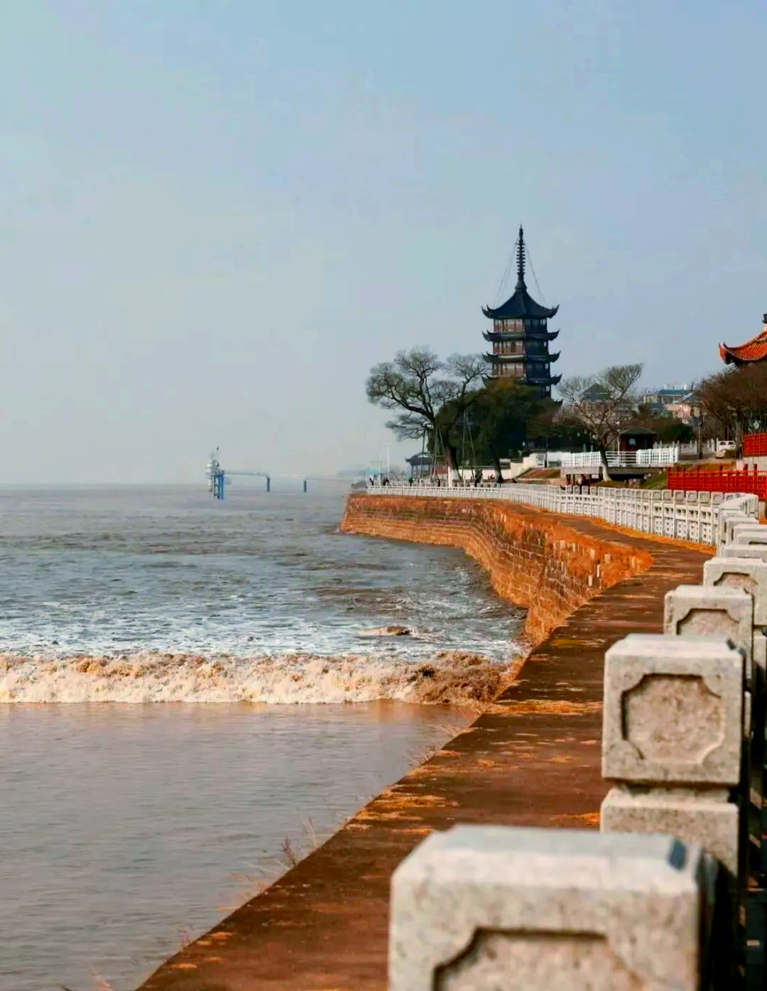 海宁盐官古城探秘:观潮与文化的新体验
