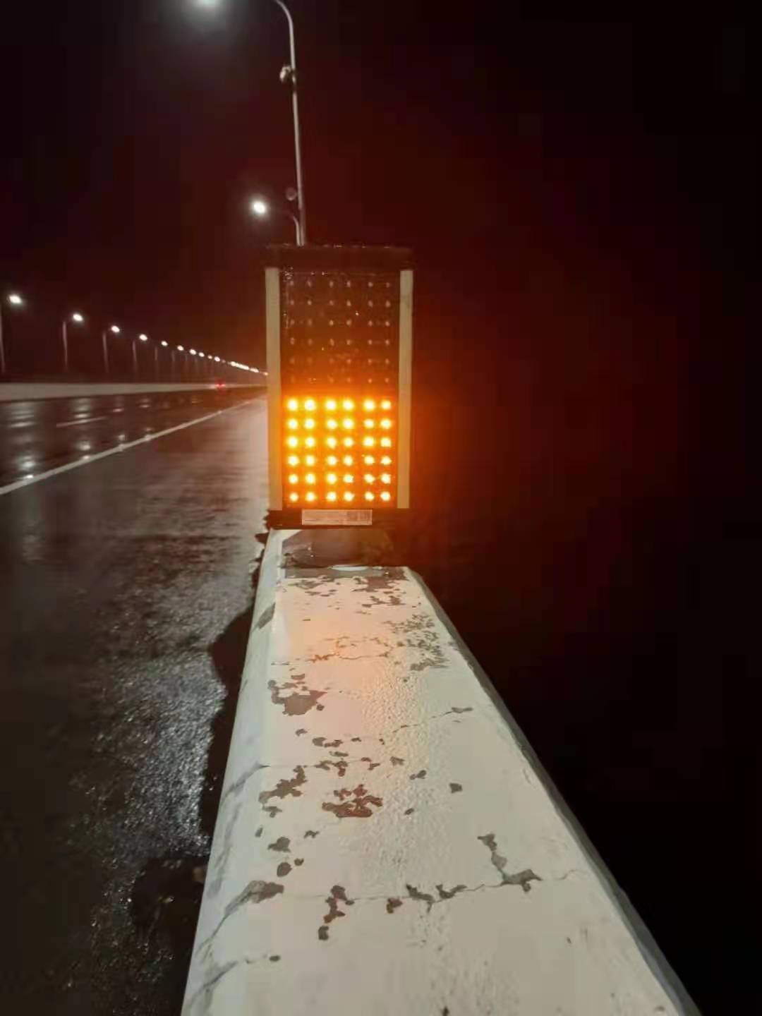 雾区诱导警示灯夜间安装效果