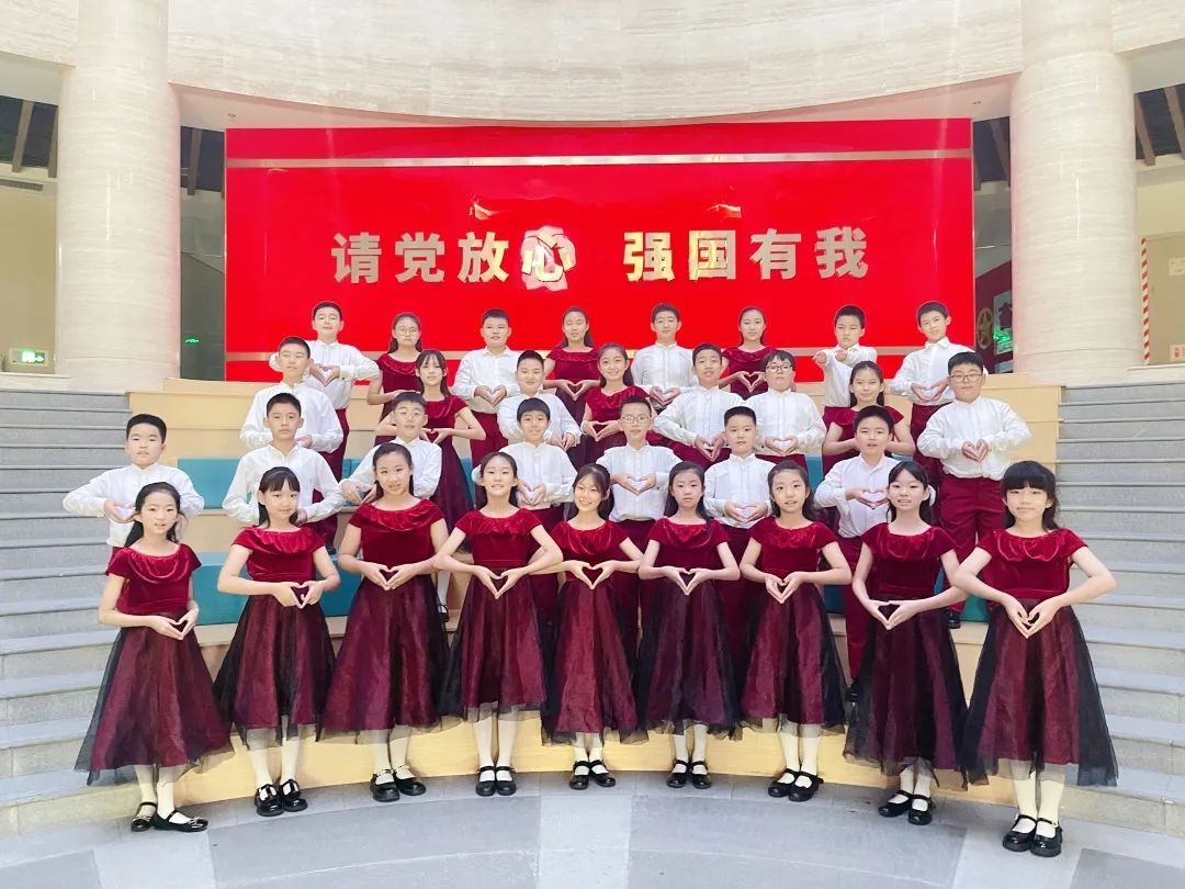 区少年宫小星星合唱团献歌北京共青团青春歌汇演出