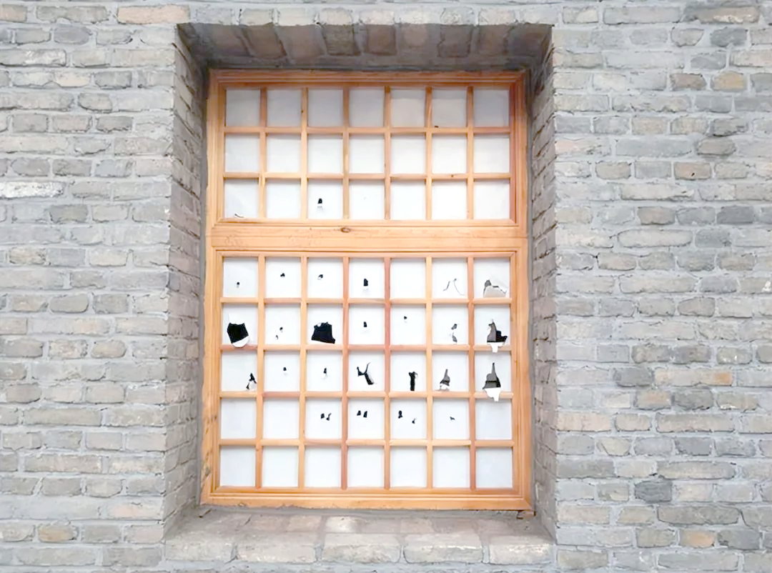 这样,在寒冷的冬天,窗户纸就能为我们带来一份温暖