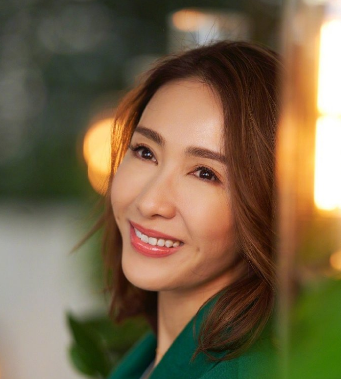 49岁黎姿近照颜值回春?下颌线跟20岁一样,诸多细节坐实没整容