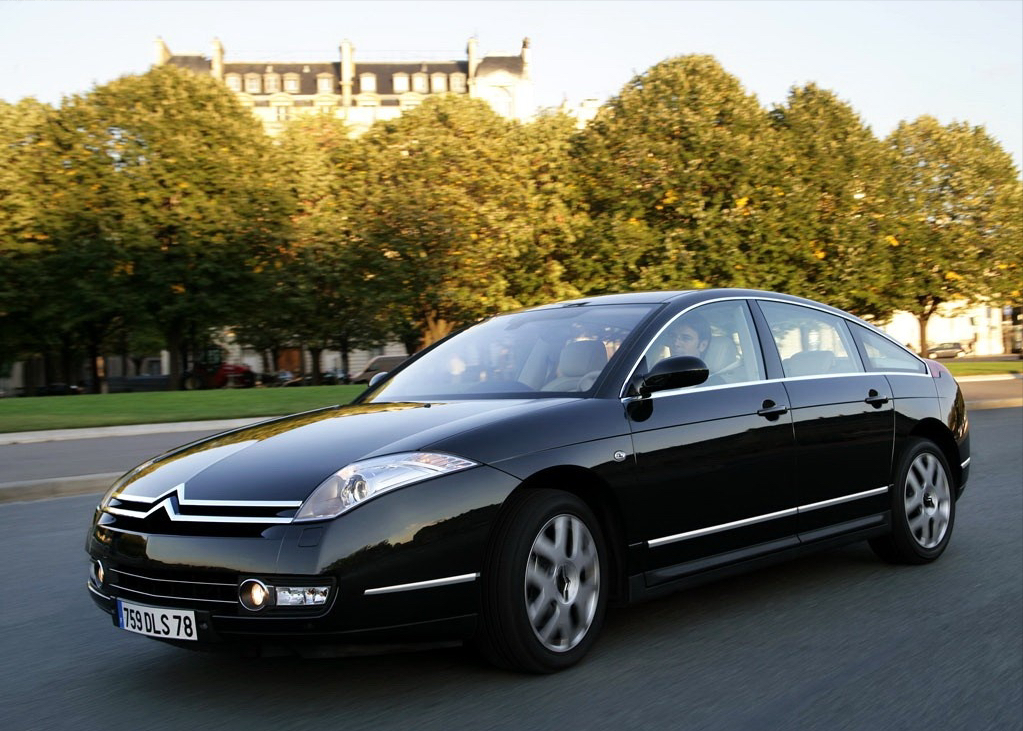 老款雪铁龙c6,这个设计很大胆,但是看上去又很和谐