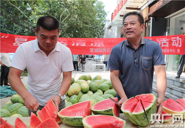 管城回族区:两万五千斤西瓜送清凉 爱心送到工地为工人解暑