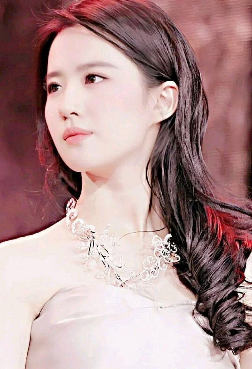 刘亦菲听邹兆龙说事哭了 《四大名侦探》北京首映礼上,刘亦菲从邹兆龙