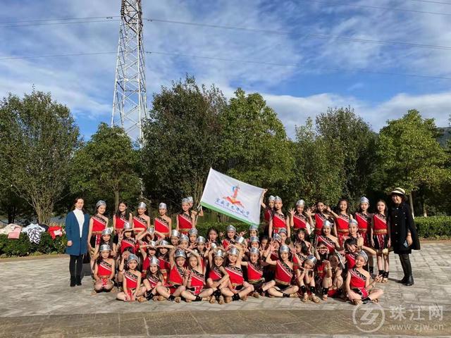 宣威市龙华小学:民族舞蹈跳起来