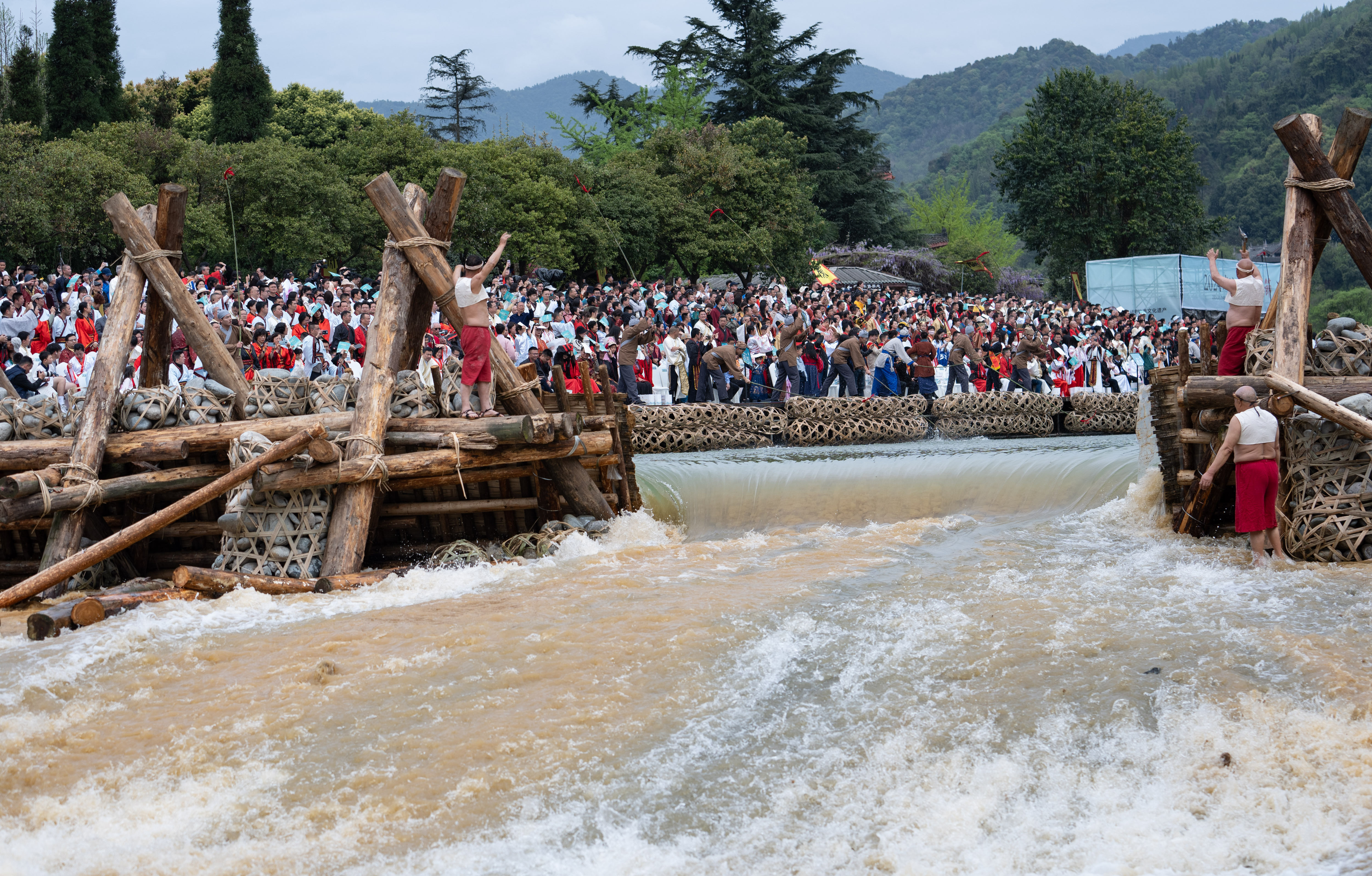 都江堰放水节展现中国保护传承优秀水利文化