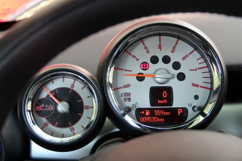 请教mini车仪表盘上的三角感叹号是什么?