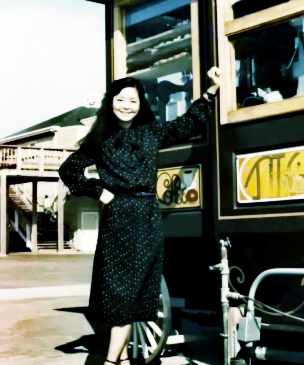 邓丽君1980年访台合照,当时的她留着漂亮的黑长发,身穿花裙,一双黑色