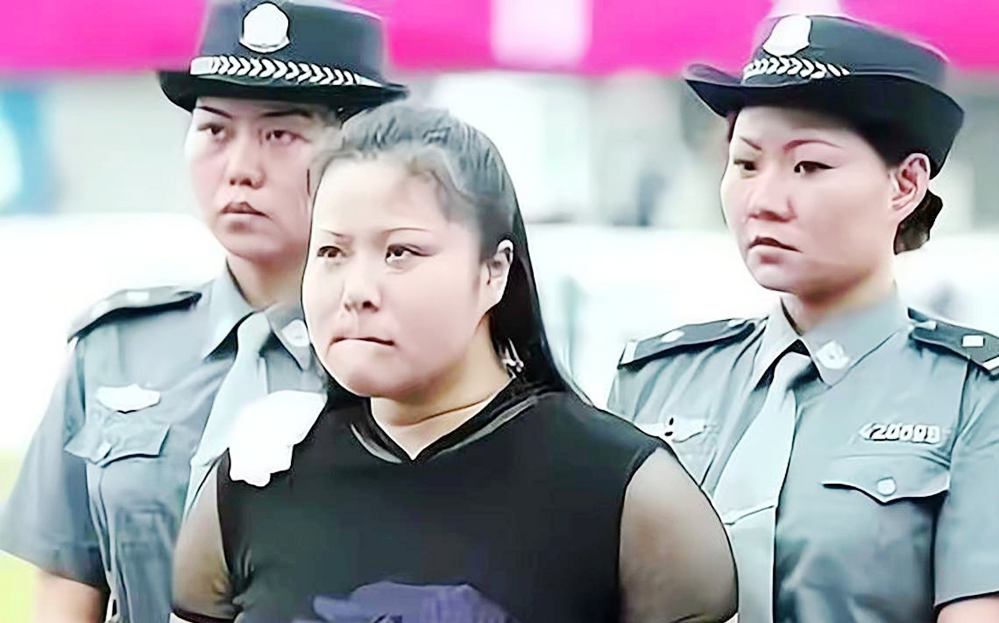 女死刑犯眼看就要被枪毙,满脸不悦.