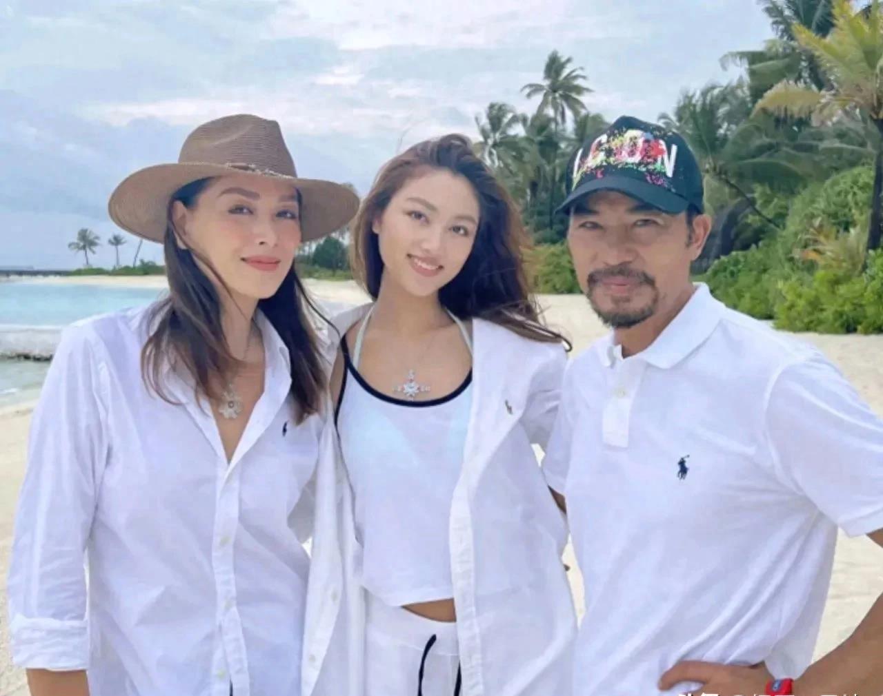 任达华一家三口同框全家福,妻子琦琦美丽动人,女儿漂亮可爱