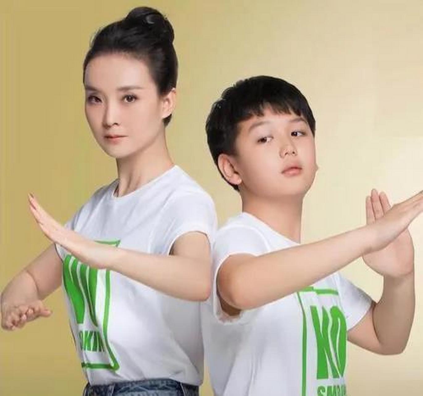 王艳儿子,男大十八变!