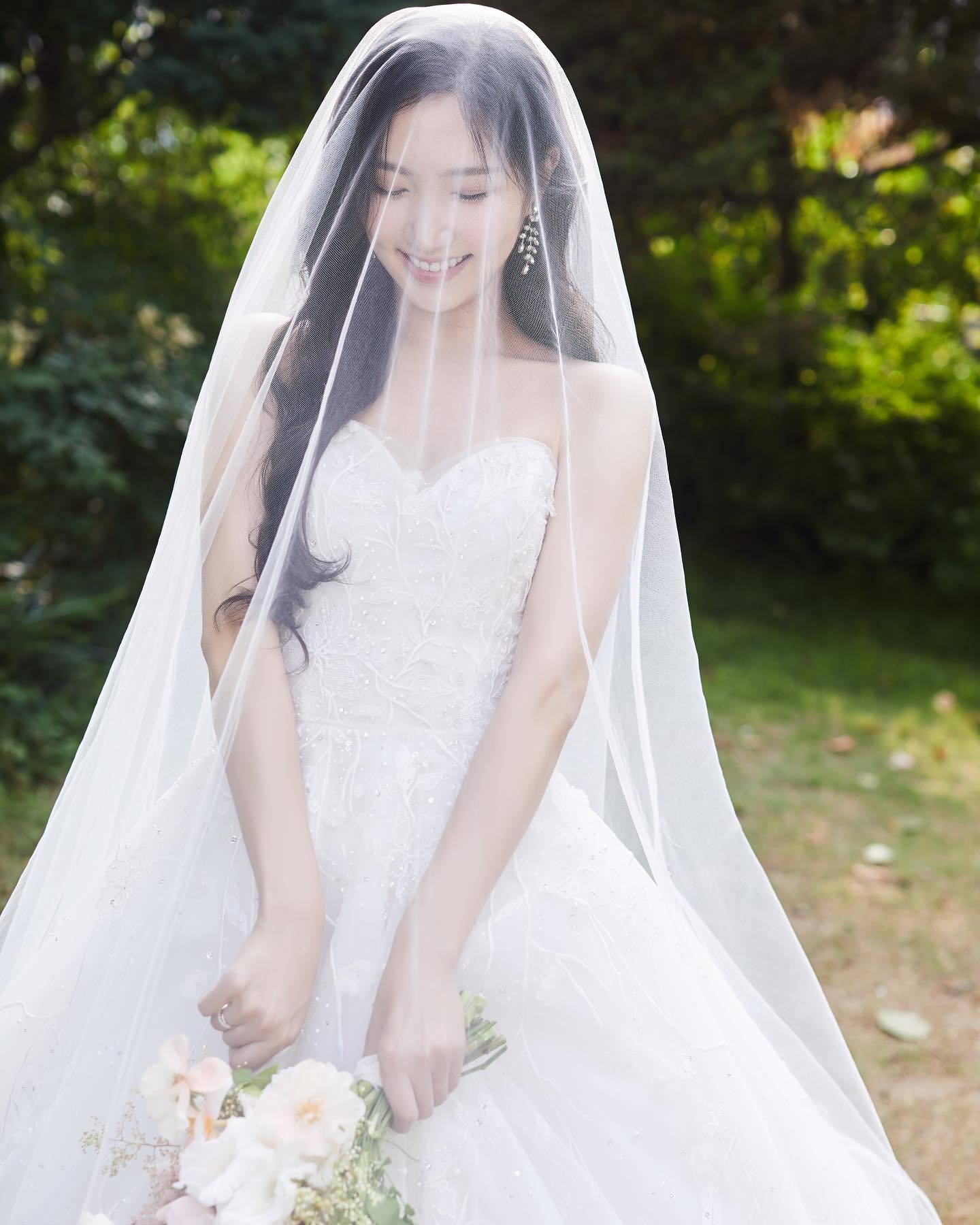 Apink前成员洪瑜暻结婚，公开亲笔信和婚纱照