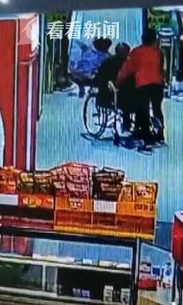 用身体当"刹车!轮椅老人滑下电梯 她们出手了