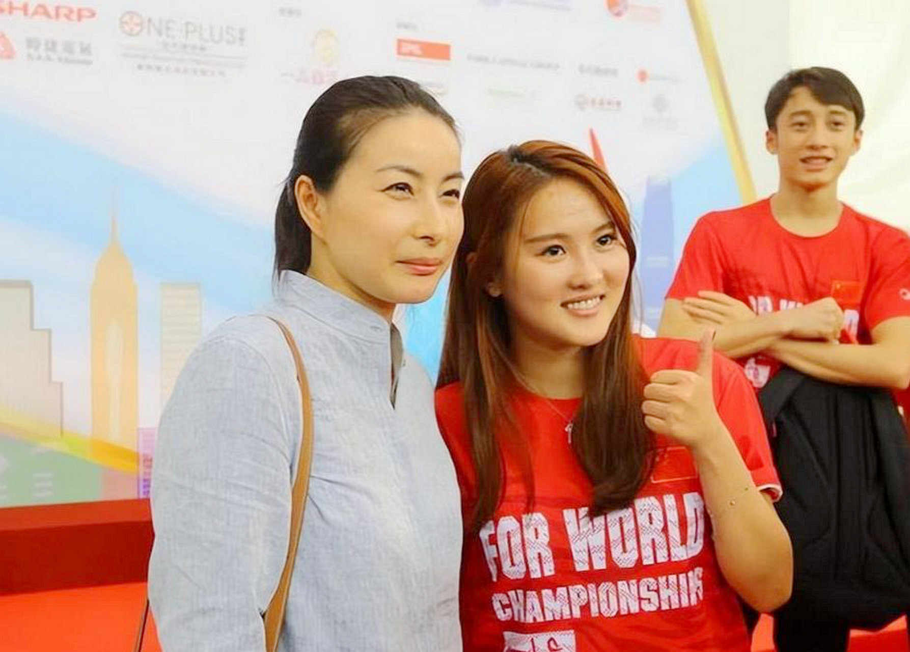 跳水天后同框风格各异,郭晶晶和伏明霞的气质不相上下.