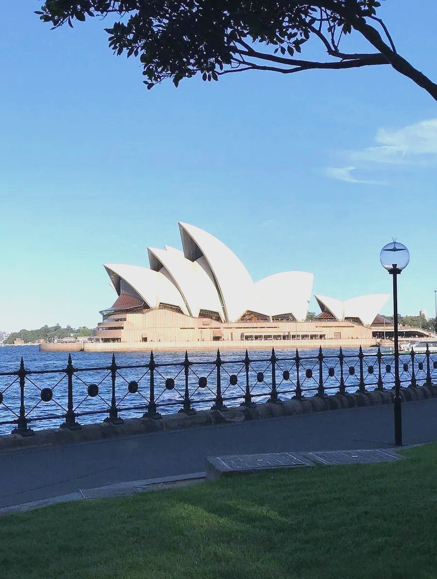 它全称为澳大利亚联邦,首都设于堪培拉,地处南半球的大洋洲上