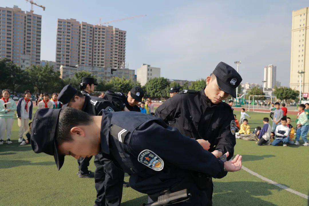 警察打小孩图片