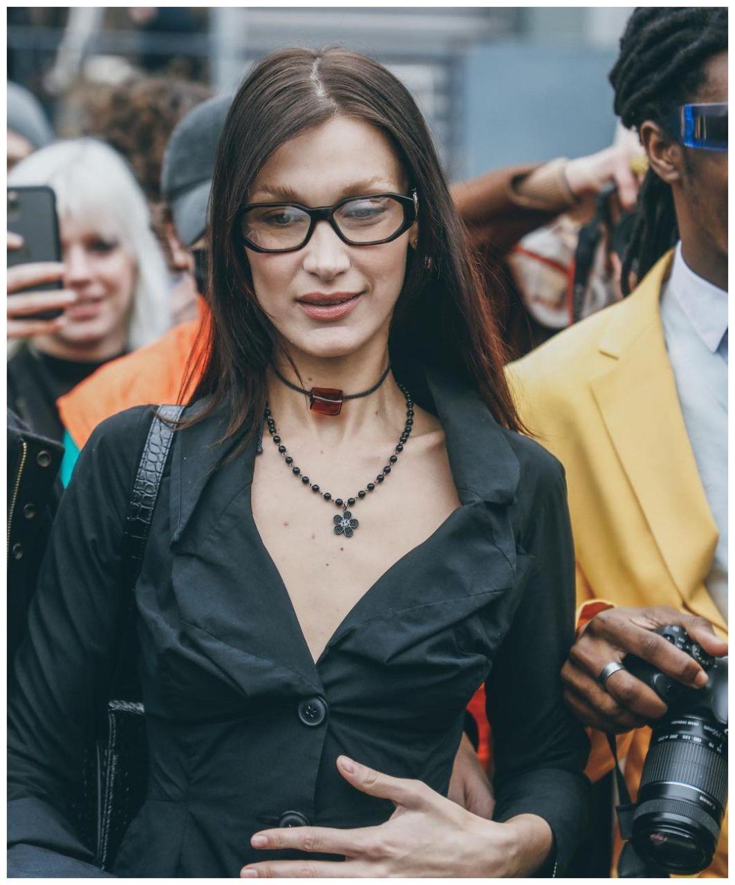 当地时间3号bellahadid在巴黎外出的街拍 晕全黑的神贝拉哈迪德 中间