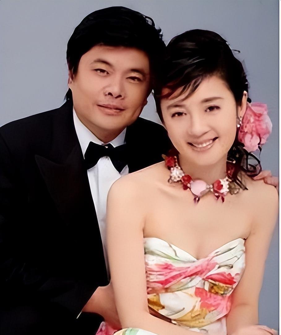 富豪丁健离婚后,前妻带走2个孩子,他却爱上了前央视女主持