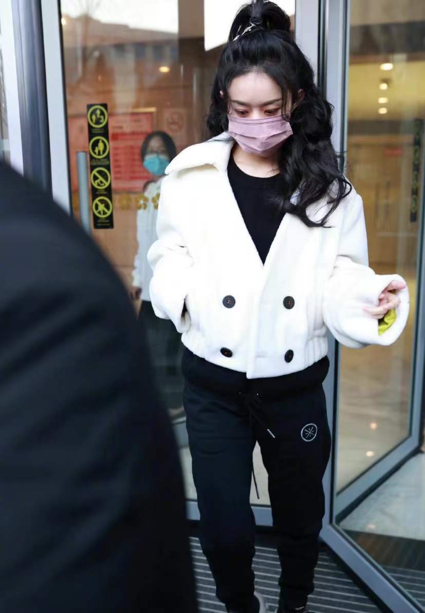 赵丽颖现身春晚彩排,白色上衣 运动裤,保暖还洋气