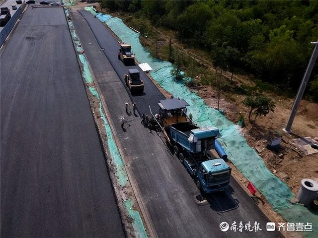 国道309章丘段扩建正在铺设沥青,大部分路面已经铺好