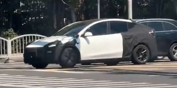 各种减配!廉价版特斯拉Model Y快要被扒光了