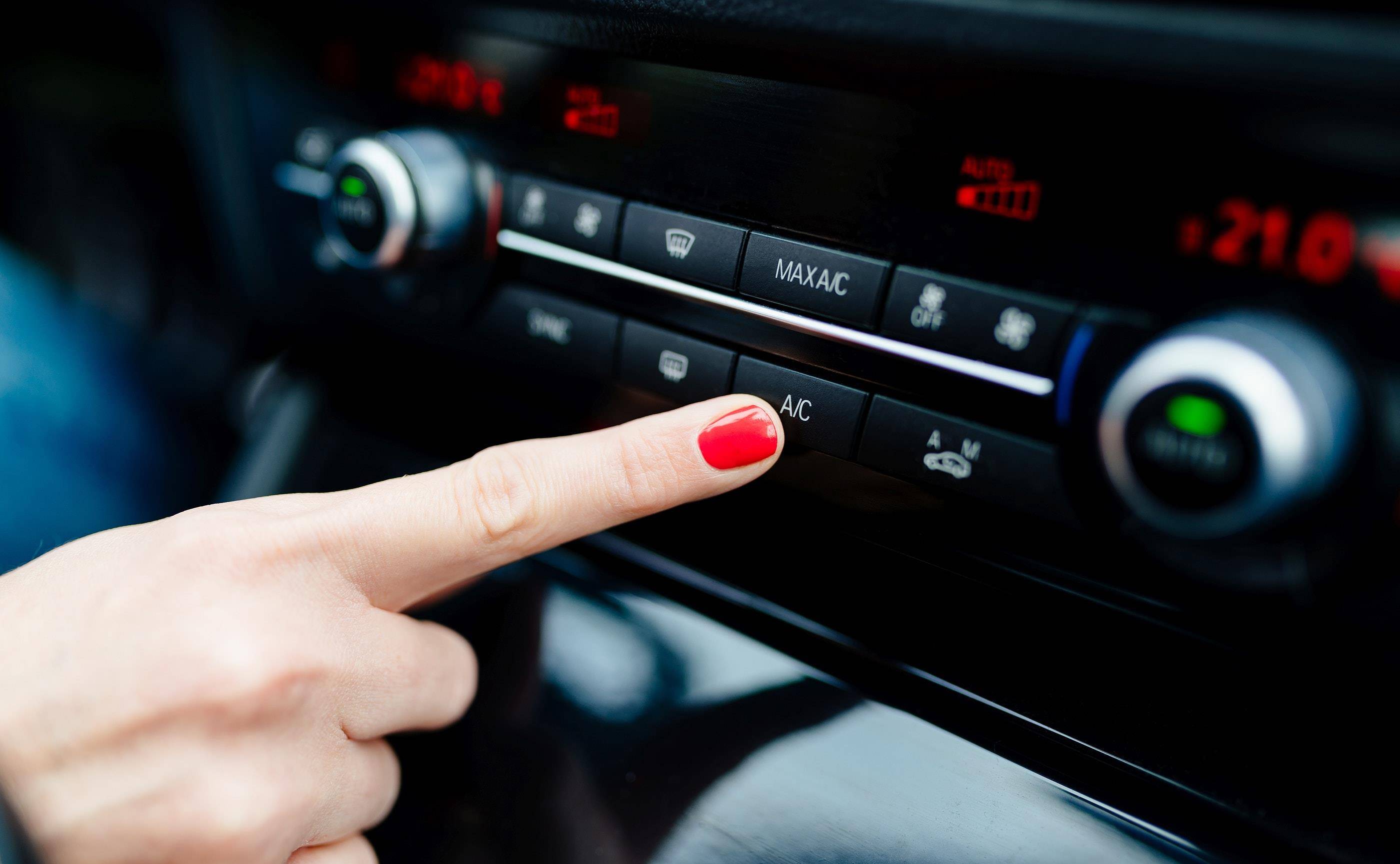 汽车内部的ac按钮是控制空调制冷功能的关键开关.