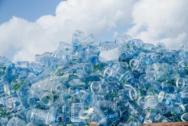 马尔代夫堆积如山的塑料瓶