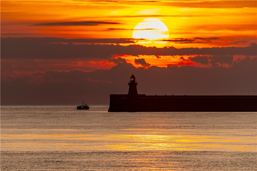 英国南西尔兹迎来绚烂日出