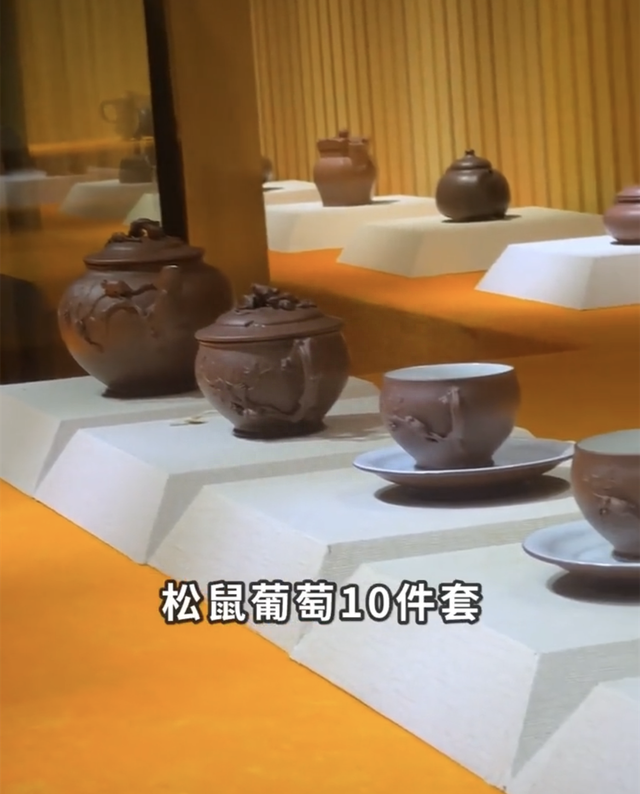 揭秘黄晓明豪宅内部:珍贵紫砂壶布满墙面,客厅堪比篮球场!