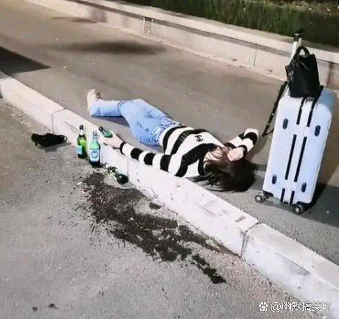 路上看到一个醉酒的美女,该怎么帮助她呢?