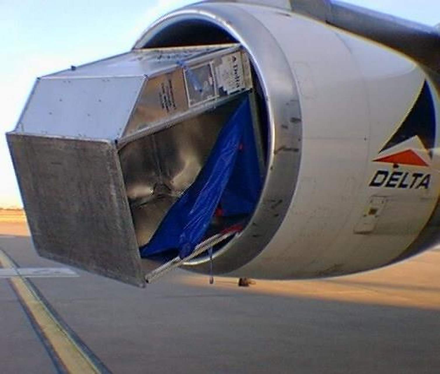 事故起因,达美航空公司的一架洛克希德l-1011三星飞机刚刚启动引擎,在