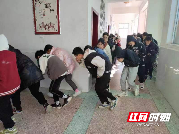 安乡县三岔河中学开展"平安校园,你我同行"安全教育月活动