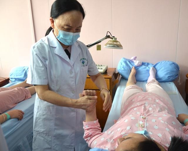 石学敏院士团队在怀化市中医医院开展义诊,学术讲座等活动