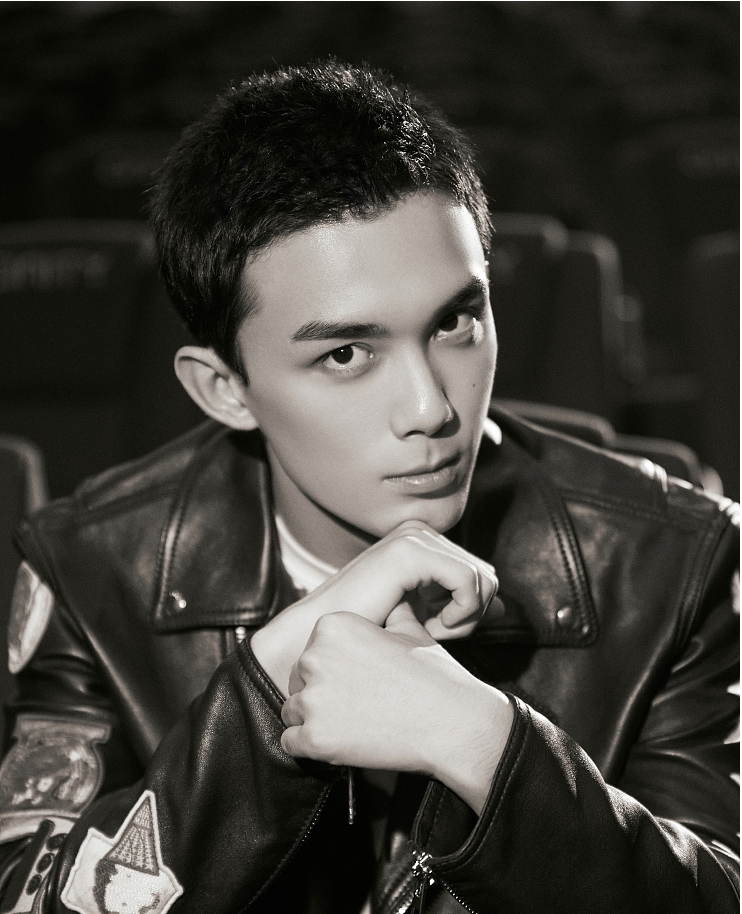 吴磊 平头加皮衣酷帅雅痞 亮相《我和我的父辈》特别首映