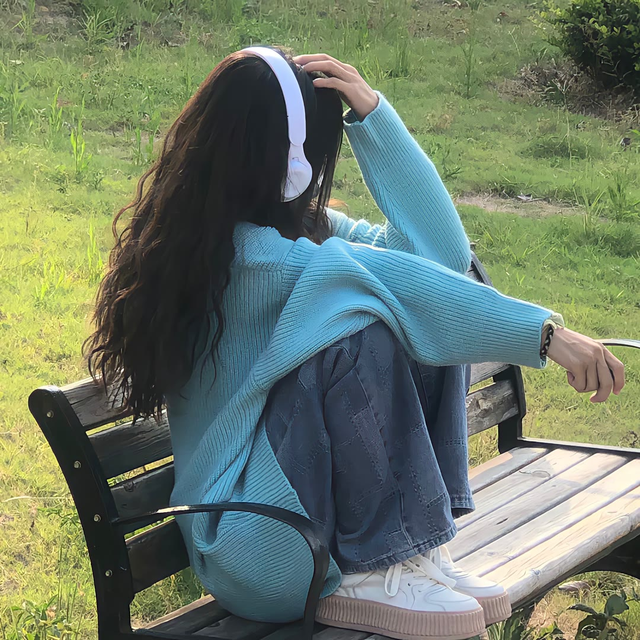 坐在长椅上的女生头像推荐