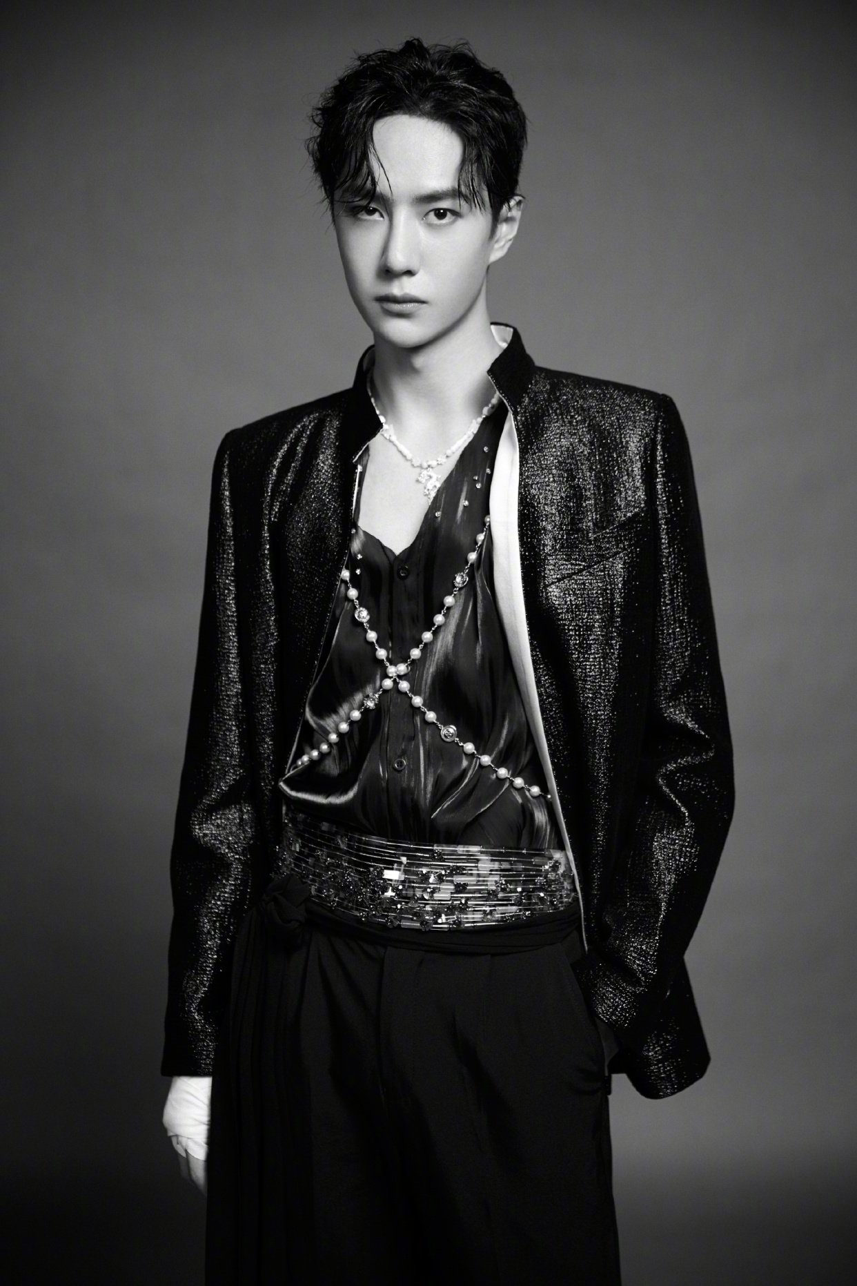 王一博太撩人,用超闪"腰封"搭配星光国风外套,这也太帅了