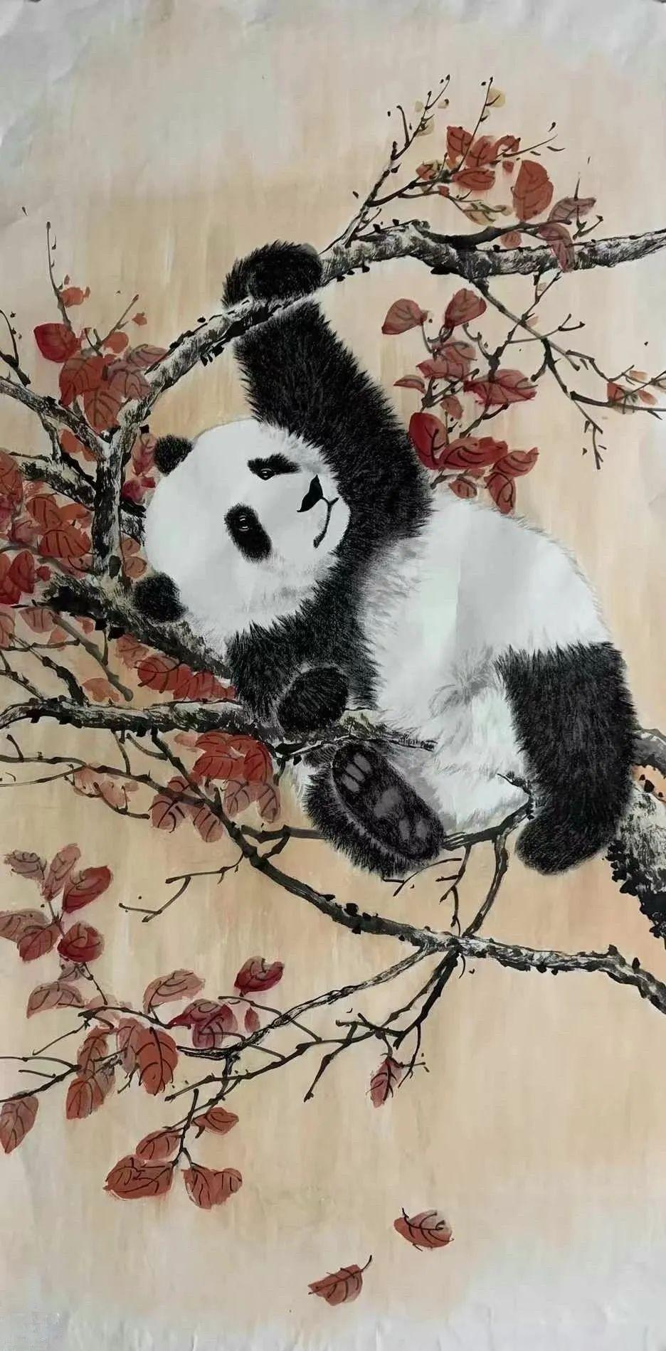 我们将陆续推出多幅描绘熊猫在秋冬时节可爱憨态的画作,包括独自挂枝