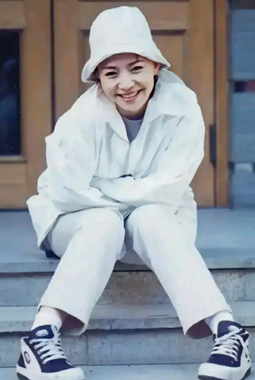 63岁宋丹丹北京逛街!裤脚一高一低很有性格