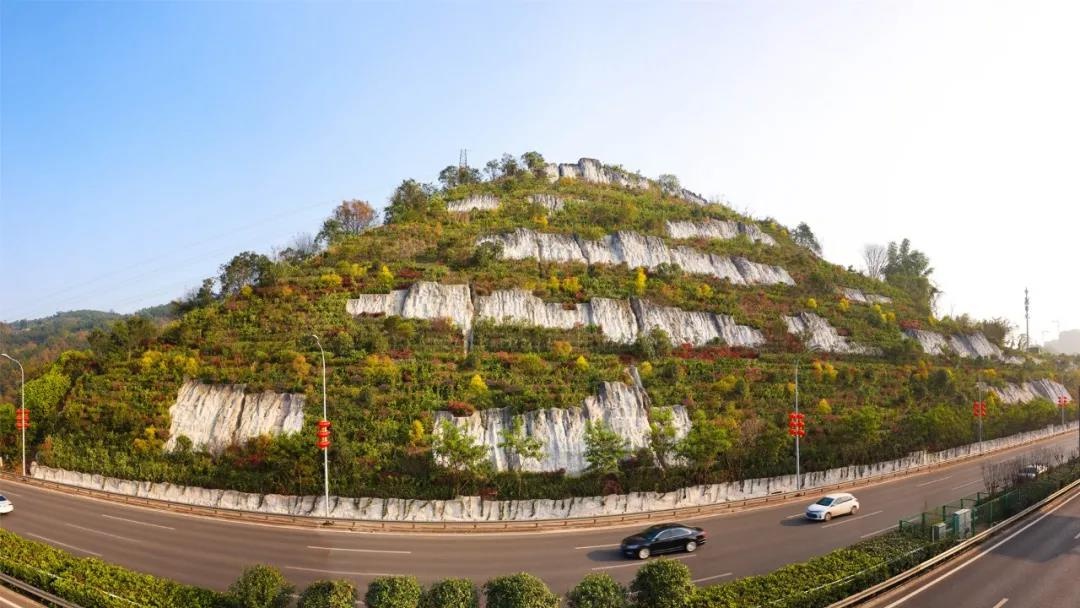 美翻了!渝航大道(渝北段)边坡景观提升工程建成"亮相"