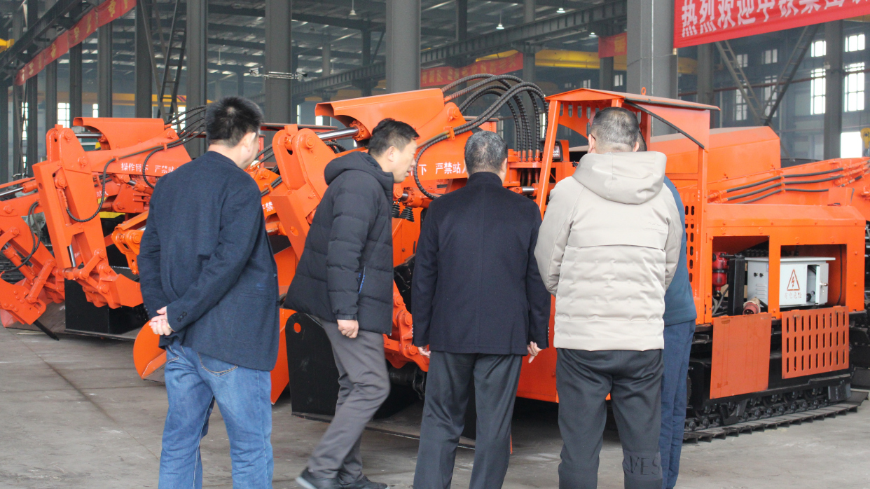 小型扒渣机管道内作业可以提高渣滓的收集效率,也称作顶管扒渣机